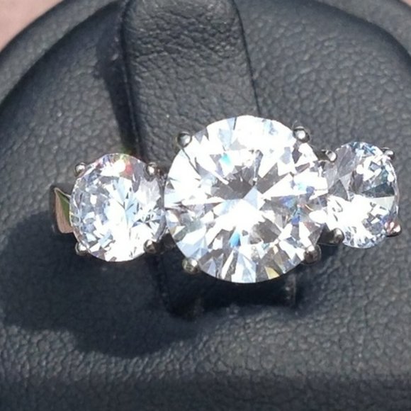 Stunning Diamond Engagement Ring aka “Past, Present & Future” Ring - Picture 5 of 6